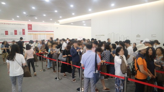 양가 상한제를 앞두고 본격적인 가을 분양이 시작된 가운데 서울 전역으로 '로또열풍'이 확산되고 있다. 사진은 오는 5일 1순위 청약을 진행하는 송파 시그니처 롯데캐슬 견본주택에 줄을 서서 기다리고 있는 방문객들의 모습. 이 단지 역시 주변시세 대비 분양가가 저렴하다는 입소문이 퍼지면서 로또열풍을 예고하는 단지 중 하나다. <이상현 기자>